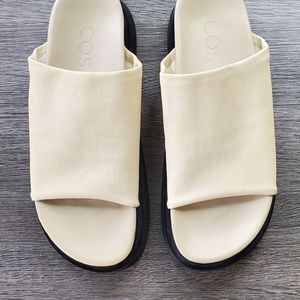 COS knitted slides/sandals. Cream/Black.  Size 9
